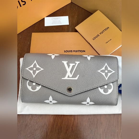 Louis Vuitton Monogram Sarah Wallet - Picture 1 of 16